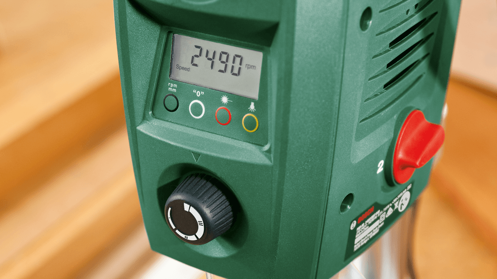 Bosch PBD 40 Uživanje u optimalnoj kontroli tokom bušenja zahvaljujući digitalnom displeju koji pruža informacije o trenutnim brzinama bušenja ili dubini tokom rada.